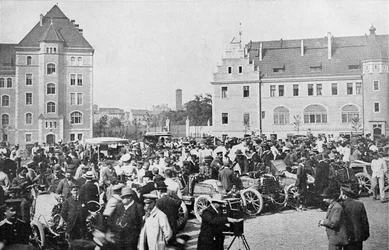 A Párizs-Berlin autós utazás képe. Az autók felszerelése a berlini Alexander Kaserne udvarán